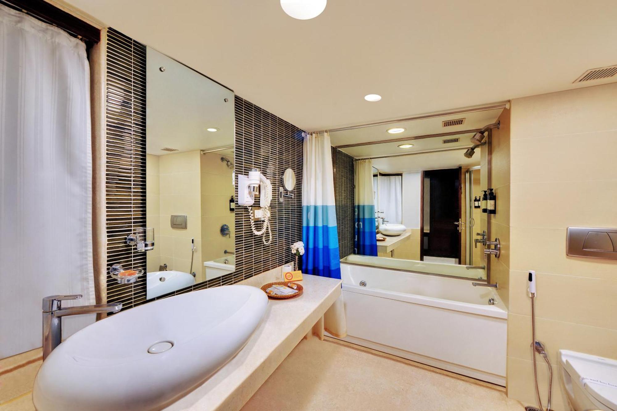 Iris The Business Hotel Bangalore Bagian luar foto