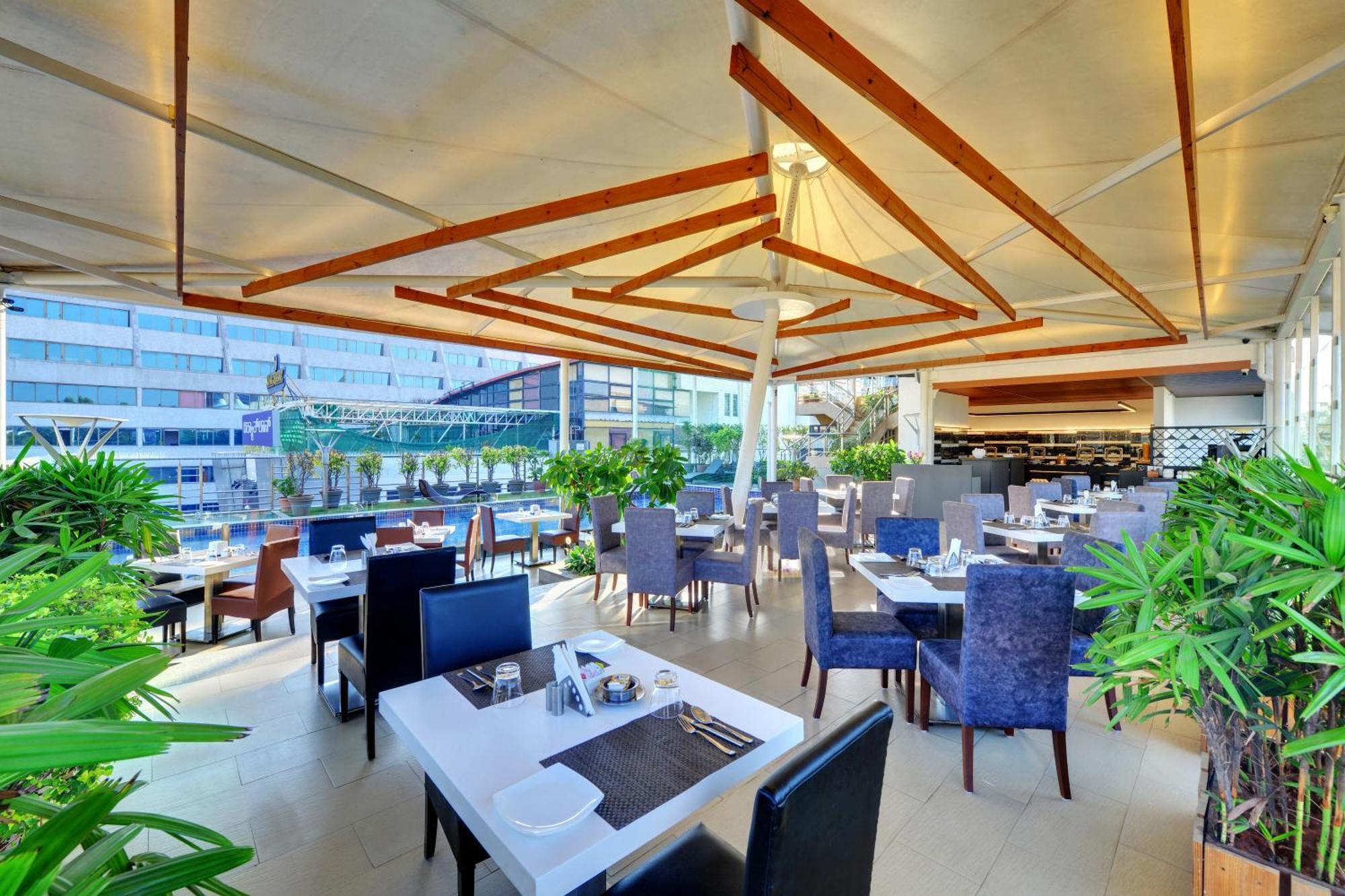 Iris The Business Hotel Bangalore Bagian luar foto