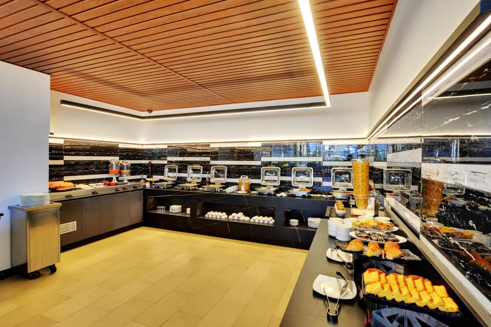 Iris The Business Hotel Bangalore Bagian luar foto