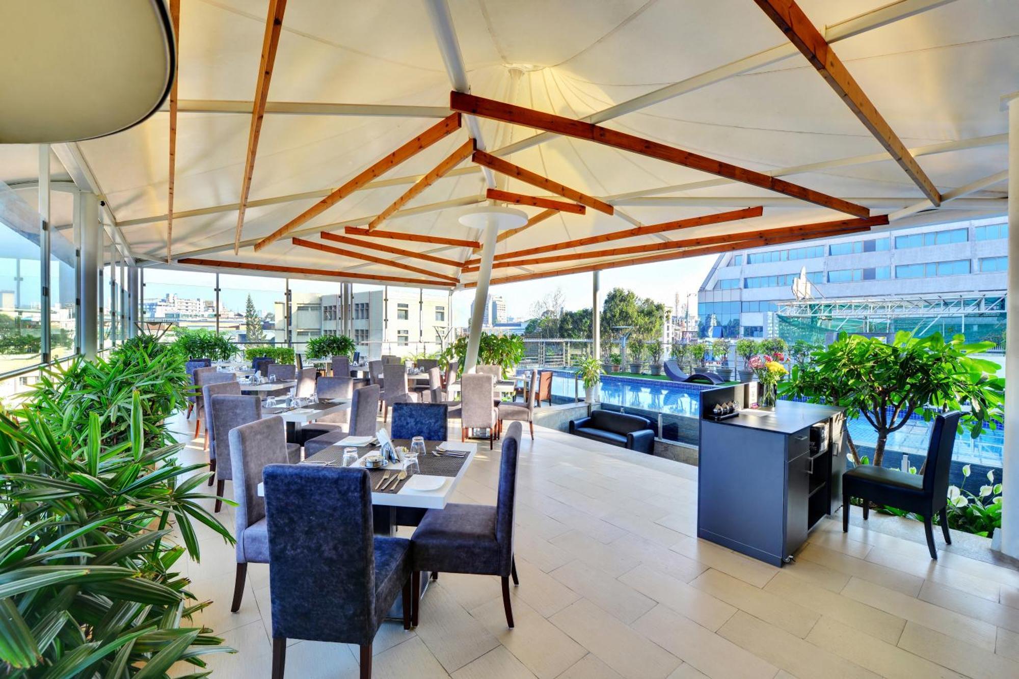 Iris The Business Hotel Bangalore Bagian luar foto