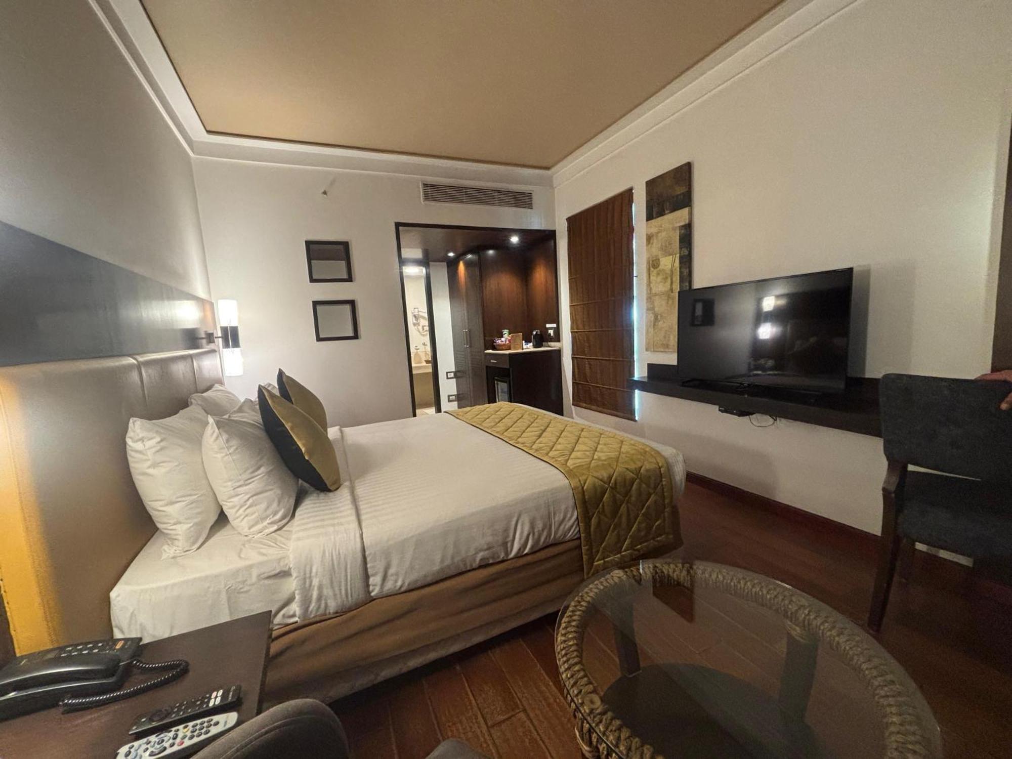 Iris The Business Hotel Bangalore Bagian luar foto
