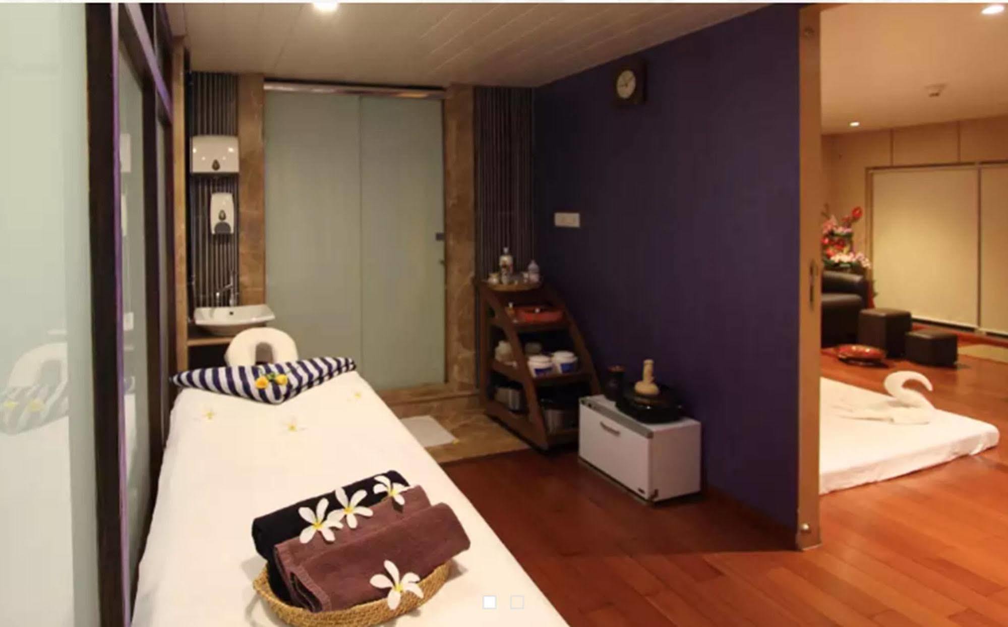 Iris The Business Hotel Bangalore Bagian luar foto